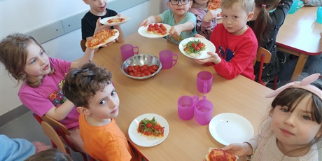 Powiększ grafikę: Od ugniatania do chrupania czyli robimy pizzę.