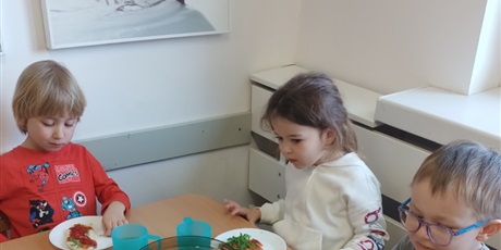 Powiększ grafikę: Od ugniatania do chrupania czyli robimy pizzę.