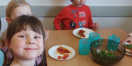 Powiększ grafikę: Od ugniatania do chrupania czyli robimy pizzę.