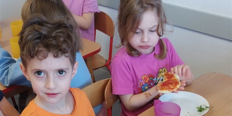 Powiększ grafikę: Od ugniatania do chrupania czyli robimy pizzę.