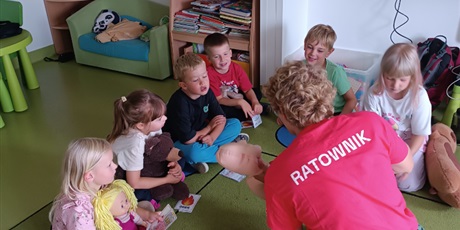 Powiększ grafikę: Sówki uczą się pierwszej pomocy