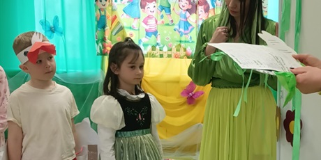 Powiększ grafikę: Wiosenny pokaz mody