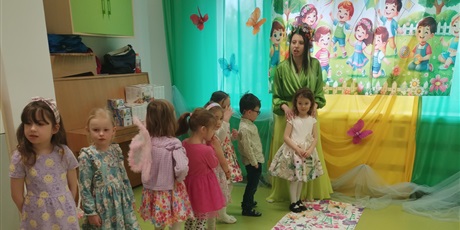 Powiększ grafikę: Wiosenny pokaz mody