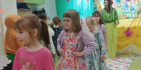 Powiększ grafikę: Wiosenny pokaz mody