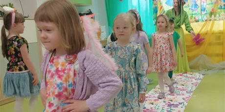 Powiększ grafikę: Wiosenny pokaz mody