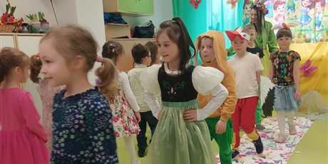 Powiększ grafikę: Wiosenny pokaz mody