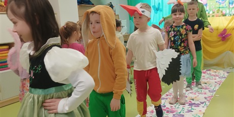 Powiększ grafikę: Wiosenny pokaz mody