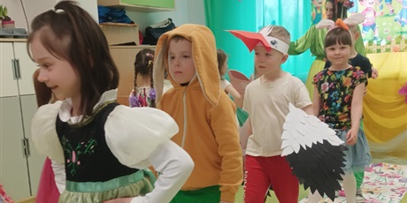 Powiększ grafikę: Wiosenny pokaz mody