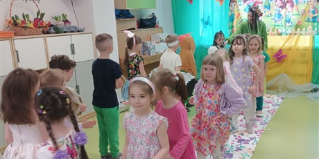 Powiększ grafikę: Wiosenny pokaz mody