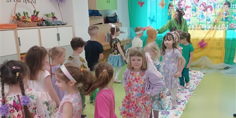 Powiększ grafikę: Wiosenny pokaz mody