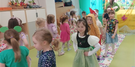 Powiększ grafikę: Wiosenny pokaz mody