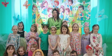 Powiększ grafikę: Wiosenny pokaz mody