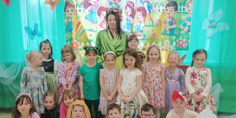 Powiększ grafikę: Wiosenny pokaz mody