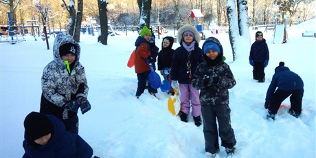 Powiększ grafikę: ZABAWY NA ŚNIEGU