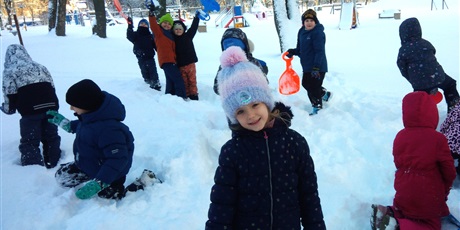 Powiększ grafikę: ZABAWY NA ŚNIEGU