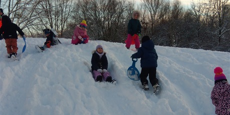 Powiększ grafikę: ZABAWY NA ŚNIEGU