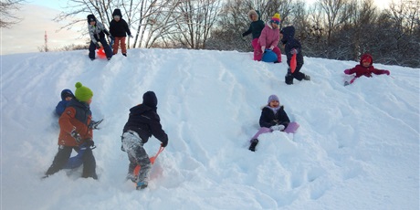 Powiększ grafikę: ZABAWY NA ŚNIEGU