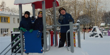 Powiększ grafikę: ZABAWY NA ŚNIEGU