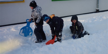 Powiększ grafikę: ZABAWY NA ŚNIEGU