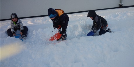 Powiększ grafikę: ZABAWY NA ŚNIEGU