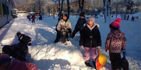 Powiększ grafikę: ZABAWY NA ŚNIEGU