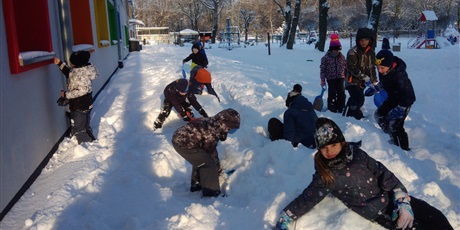Powiększ grafikę: ZABAWY NA ŚNIEGU