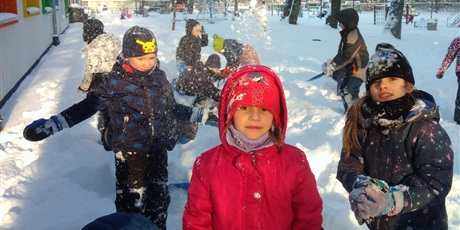 Powiększ grafikę: ZABAWY NA ŚNIEGU