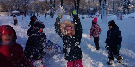 Powiększ grafikę: ZABAWY NA ŚNIEGU